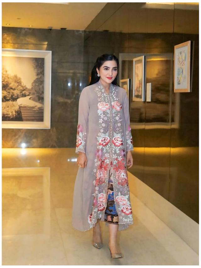 6 Potret Outfit Kebaya Ashanty di Kondangan Teman Kuliah, Inspirasi Gaya Elegan