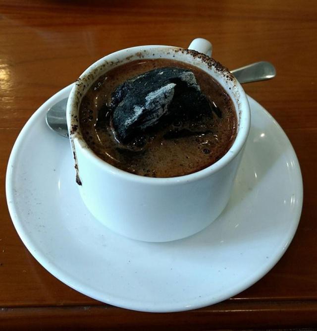 Kandungan kafein dan zat asam pada Kopi Joss sangat sedikit | Photo: Copyright odditycentral.com