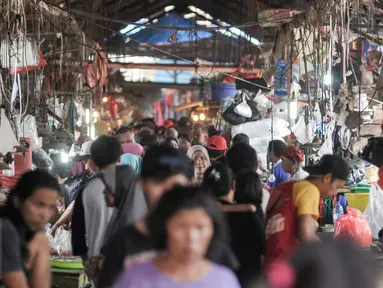 Aktivitas jual beli di pasar tradisional Pasar Minggu, Jakarta, meningkat menjelang Lebaran 1437 H, Senin (4/7). Warga menyerbu pasar tradisional untuk mencari kebutuhan Hari Raya Idul Fitri. (Liputan6.com/Yoppy Renato)
