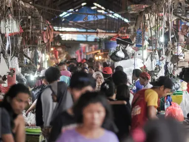 Aktivitas jual beli di pasar tradisional Pasar Minggu, Jakarta, meningkat menjelang Lebaran 1437 H, Senin (4/7). Warga menyerbu pasar tradisional untuk mencari kebutuhan Hari Raya Idul Fitri. (Liputan6.com/Yoppy Renato)