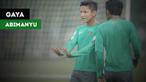 Berita video gaya-gaya gelandang Timnas Indonesia U-19 yang dikenal dengan wajah imut, Syahrian Abimanyu, ketika latihan di Lapangan A Senayan, Jakarta, Selasa (20/2/2018).