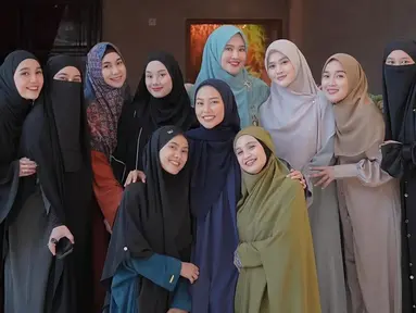 Geng artis Butterfly sendiri cukup sering menggelar acara bersama. Bukan hanya untuk acara arisan saja, tapi juga untuk pengajian bersama. (Liputan6.com/IG/@hellobvtterfly)