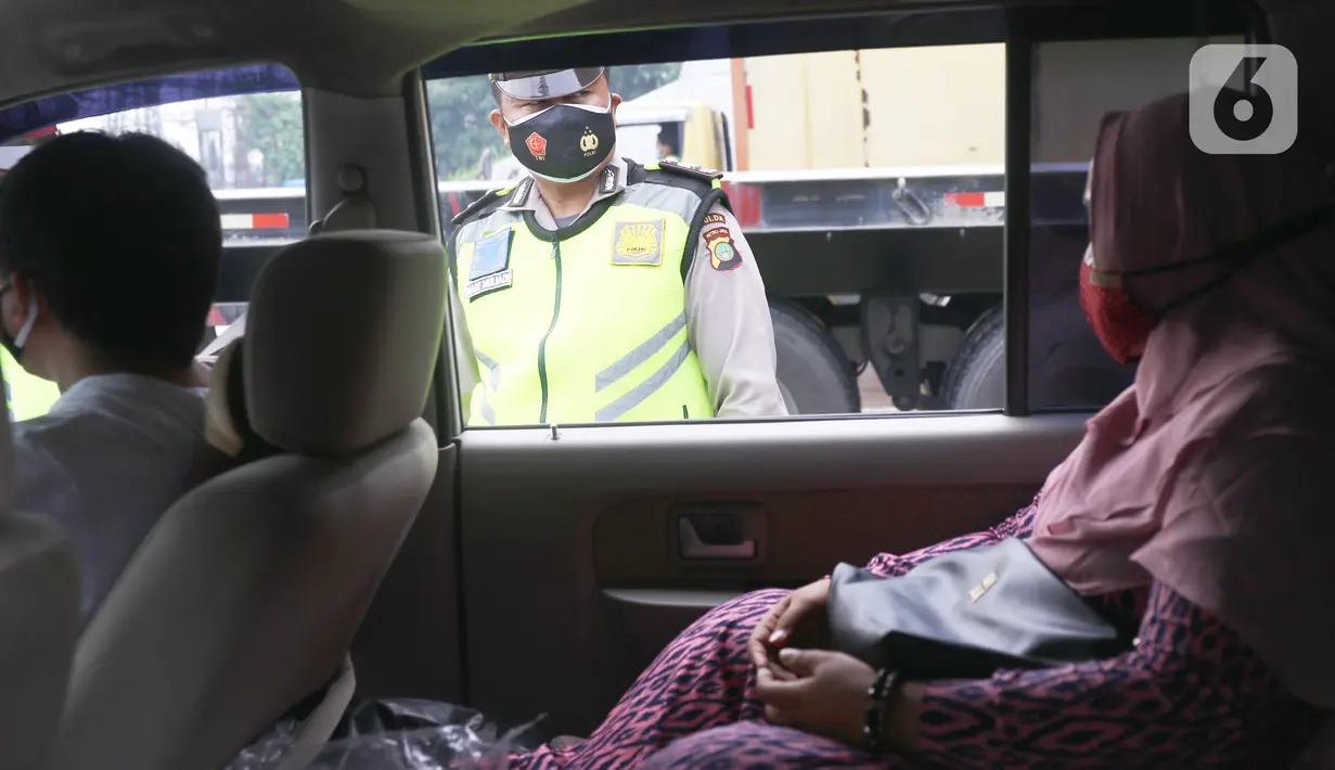 Polisi melakukan pemeriksaan bagian belakang sebuah mobil saat penyekatan larangan mudik lebaran di gerbang tol Cikupa, Kabupaten Tangerang, Banten, Kamis (6/5/2021). Penyekatan dilakukan seiring telah diberlakukan larangan mudik Lebaran mulai dari 6 hingga 17 Mei 2021.  (Liputan6.com/Angga Yuniar)