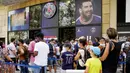 Fans tampak membludak dan membentuk antrean panjang di toko resmi Paris Saint-Germain untuk mendapatkan jersey Lionel Messi. (Foto: AP/Francois Mori)