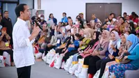 Presiden Joko Widodo atau Jokowi menyerahkan bantuan pangan cadangan beras pemerintah kepada keluarga penerima manfaat (KPM) di Gedung Kawasan Pertanian Terpadu, Kota Tangerang Selatan, Provinsi Banten. (Foto: Biro Pers Sekretariat Presiden).