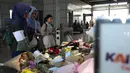 Kehadiran karangan bunga juga mencerminkan empati masyarakat terhadap para korban dan keluarga yang ditinggalkan. Tampak dalam foto, warga menyaksikan karangan bunga di dekat pintu masuk peron Stasiun Bekasi Timur, Bekasi, Jawa Barat, Kamis (30/4/2026). (Kapanlagi.com/Budy Santoso)