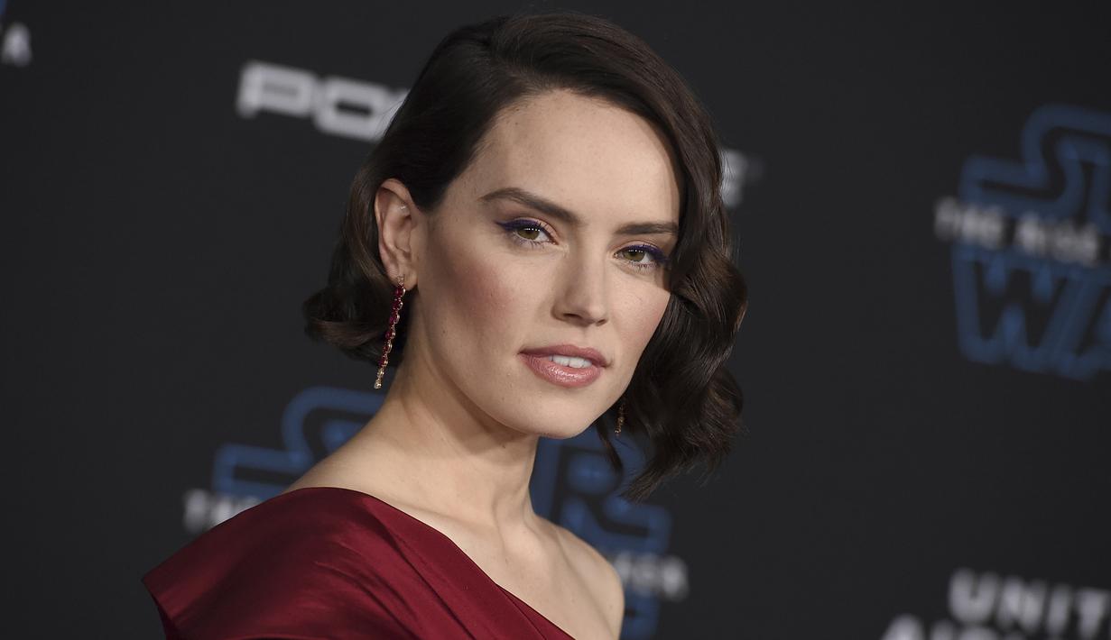 Aktris Daisy Ridley berpose saat menghadiri pemutaran perdana film Disney "Star Wars: The Rise Of Skywalker" di Hollywood, California (16/12/2019). Daisy Ridley tampil dengan rambut bergelombang pendek, memamerkan sepasang anting-anting ruby menggantung. (Jordan Strauss/Invision/AP)