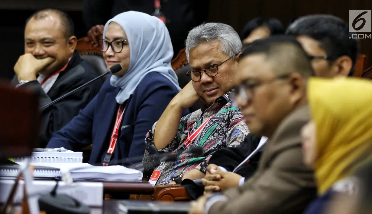 Pihak termohon yang juga Komisioner KPU RI Arief Budiman mengikuti sidang perdana sengketa Pilpres 2019 di Mahkamah Konstitusi (MK), Jakarta, Jumat (14/6/2019). Sidang memiliki agenda pembacaan materi gugatan dari pemohon yaitu paslon 02 Prabowo Subianto-Sandiaga Uno. (Lputan6.com/Johan Tallo)