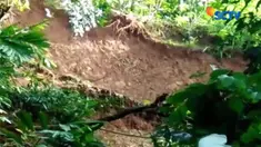 Hujan deras yang mengguyur Senin malam mengakibatkan Bukit Cikadu setinggi 35 meter longsor sepanjang 100 meter.