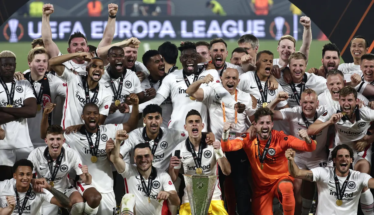 Para pemain Frankfurt merayakan dengan trofi setelah memenangkan pertandingan final Liga Europa melawan Rangers di stadion Ramon Sanchez Pizjuan di Seville, Spanyol, Kamis (19/5/2022).. Frankfurt mengalahkan Rangers 5-4 dalam adu penalti setelah pertandingan pertandingan berakhir imbang 1-1.