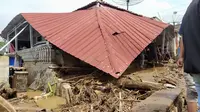 Kondisi usai banjir bandang di Kecamatan Cicurug, Kabupaten Sukabumi, Jawa Barat, Selasa (22/9/2020). (Liputan6.com/Achmad Sudarno)