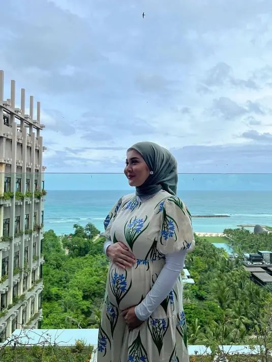 Wanita 24 tahun ini terlihat begitu bahagia menanti kehadiran anak kedua. Aura keibuan begitu terpancar dari paras Kesha Ratuliu. Di usianya yang masih muda, ia akan segera jadi ibu dua anak yang membahagiakan.(Liputan6.com/IG/@kesharatuliu05)
