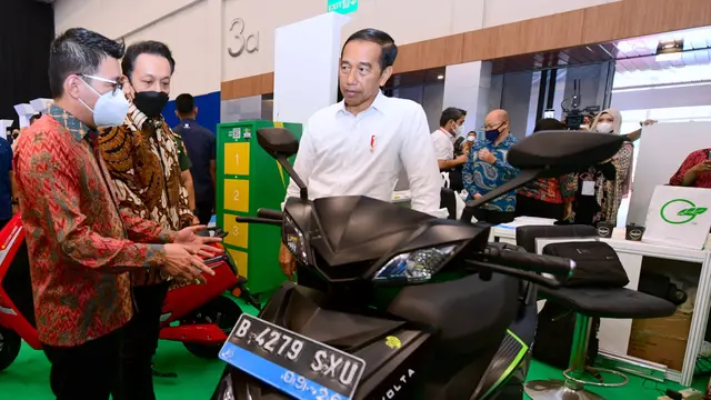 The Kim Hai selaku Chief Executive Officer SiCepat Ekspres dan Diaz Hendropriyono selaku Komisaris SiCepat Ekspres menjelaskan tentang motor listrikVolta yang digunakan oleh SiCepat Ekspres kepada Presiden Joko Widodo dan Menteri BUMN Erick Tohir.
