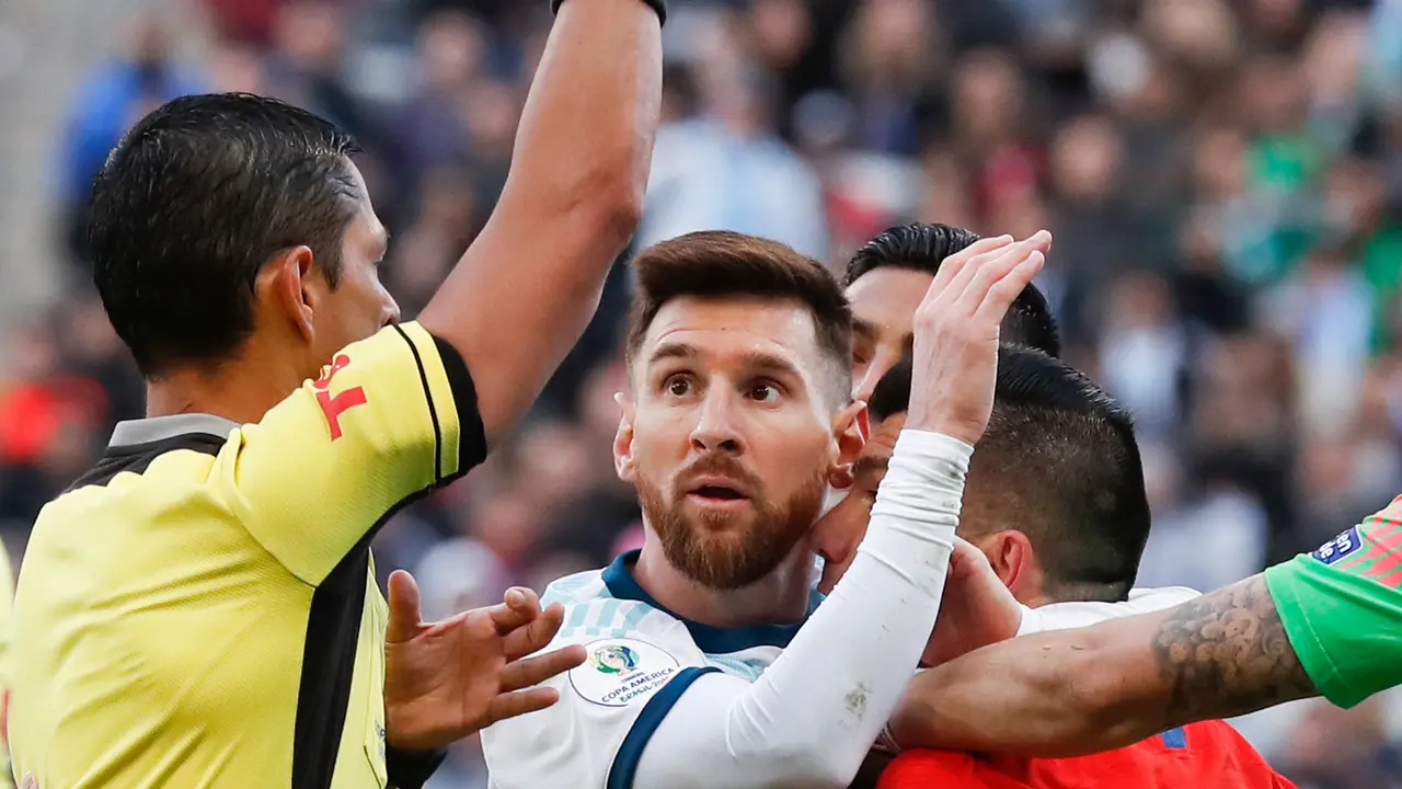 Ekspresi Lionel Messi Saat Mendapat Kartu Merah di Copa America