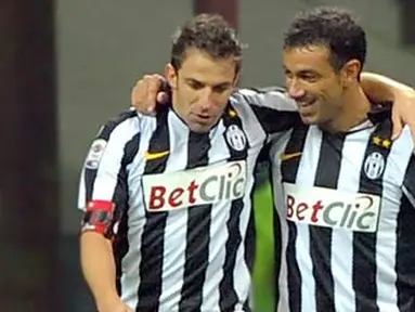 Alessandro Del Piero (kiri) dan Fabio Quagliarella, dua pencetak gol kemenangan Juventus atas AC Milan pada partai lanjutan Serie A di San Siro, 30 Oktober 2010. AFP PHOTO/GIUSEPPE CACACE