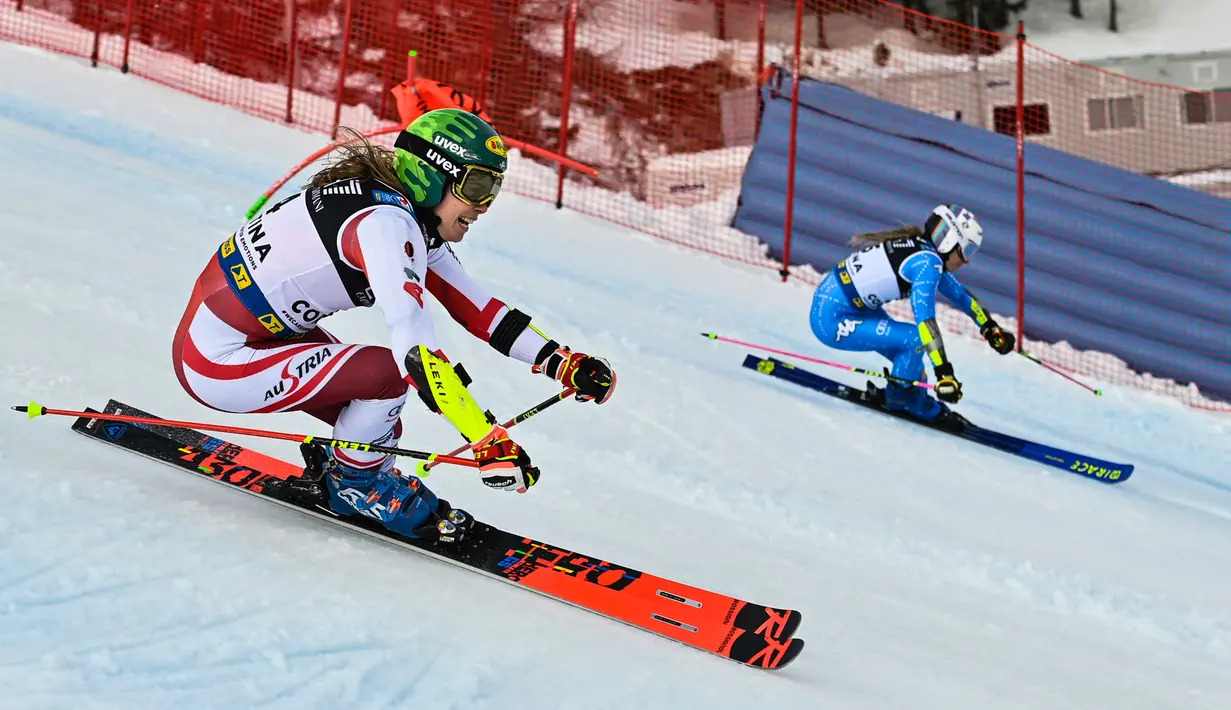 Katharina Liensberger (kiri) dari Austria dan Marta Bassino dari Itali bersaing pada putaran kedua final kategori Women's Parallel Giant Slalom dalam ajang FIS Alpine World Ski Championships. (Foto: AFP/Fabrice Coffrini)
