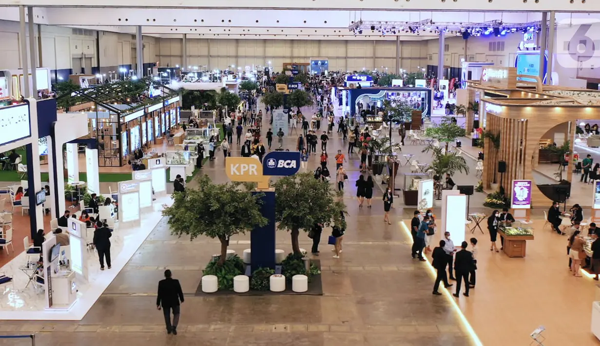 Suasana BCA Expoversary 2022 yang diadakan secara offline di ICE BSD, Tangerang, Minggu (13/3/2022). BCA Expoversary 2022 secara offline berhasil mencatatkan transaksi Rp1,9 triliun hingga hari Sabtu (12/3) siang yang dihadiri oleh 18.000 pengunjung dan 2.950 aplikasi kredit. (Liputan6.com/HO/BCA)