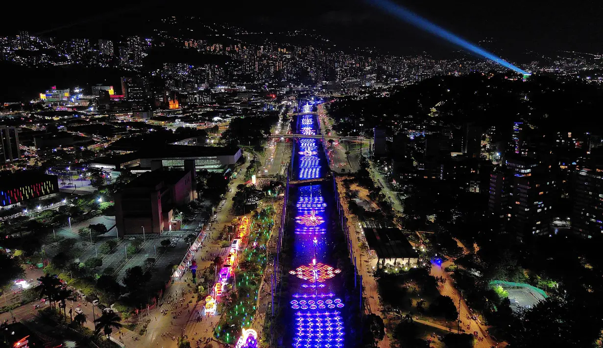 Kota Medellin di Kolombia mulai berhias dekorasi Natal. (JAIME SALDARRIAGA/AFP)