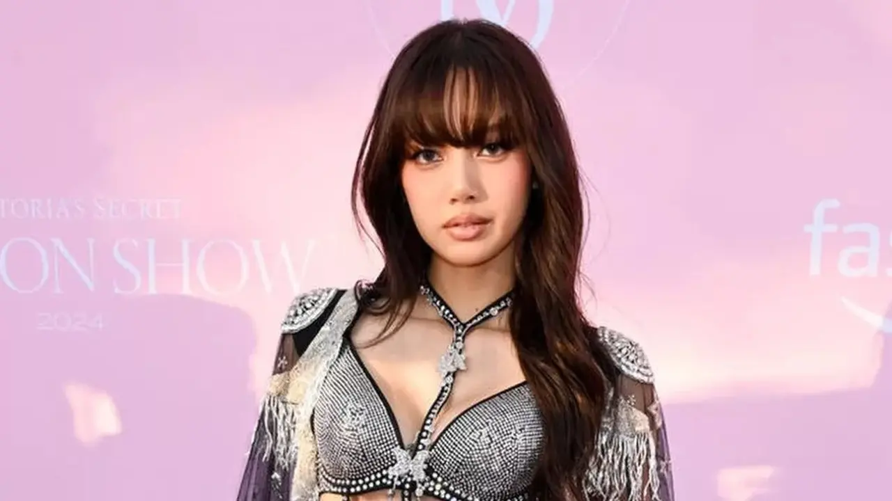 Potret Lisa BLACKPINK Bergaya ala Rockstar di Victoria's Secret Fashion Show 2024, Pakai Arsip VS 2018