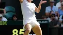 Ekspresi petenis Jepang Kurumi Nara saat raketnya terlepas dari tangan mengembalikan bola pukulan Petenis Rumania Simona Halep saat bertanding pada hari kedua tunggal putri Kejuaraan Tenis Wimbledon di London, (3/7). (AP Photo / Ben Curtis)