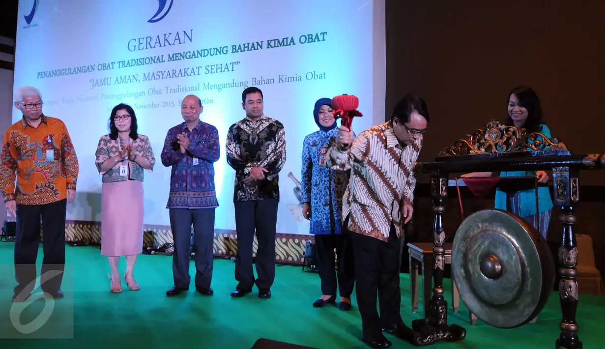 Kepala BPOM, Roy Alexander Sparringa (kanan) memukul gong pembuka Gerakan Penanggulangan Obat Tradisional Mengandung Bahan Kimia Obat di Balai Kartini Jakarta, Senin (30/11/2015). (Liputan6.com/Helmi Fithriansyah)