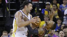 Pemain Golden State Warriors, Zaza Pachulia (kiri) bertabrakan dengan pemain Portland Trail Blazers, Damian Lillard pada laga preseason NBA basketball game, Oakland, California, Sabtu (22/10/2016) WIB. Warriors 107-96. (AP/Ben Margot)