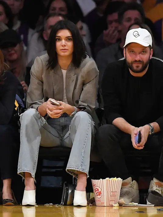Model Kendall Jenner saat menyaksikan pertandingan NBA antara Los Angeles Lakers dan Los Angeles Clippers di Los Angeles, AS (19/10). Clippers menang 108-92. (AP Photo / Mark J. Terrill)