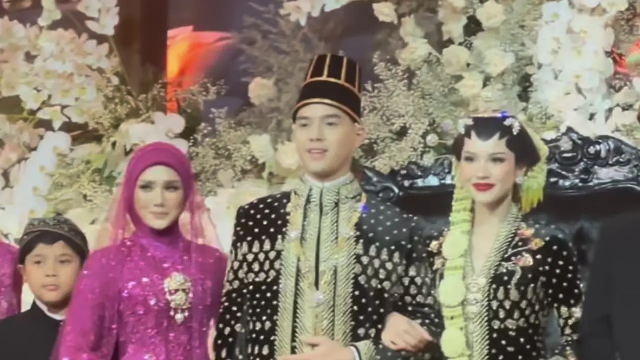 Mulan Jameela dan Kedua Putrinya, Tiara Serta Safeea di Acara Ngunduh Mantu Al Ghazali dan Alyssa Daguise.