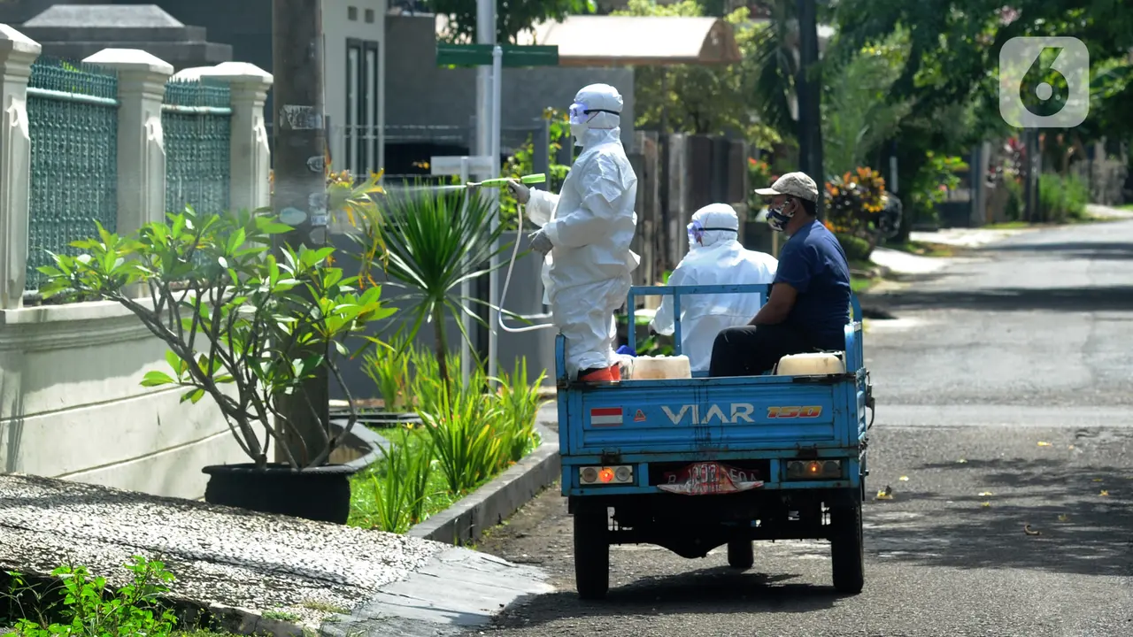FOTO: Penyemprotan Disinfektan Perumahan Cegah Penyebaran COVID-19 Klaster Keluarga