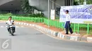 Pengendara motor nekad melawan arus di putaran bawah jembatan layang Kalibata atau tepatnya setelah perlintasan kereta api arah Taman Makam Pahlawan Kalibata, Jakarta, Rabu (16/12/2015). (Liputan6.com/Yoppy Renato)