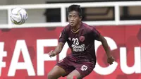 Gelandang PSM Makassar, Bayu Gatra, berusaha mengontrol bola saat melawan Lao Toyota FC pada laga Piala AFC 2019 di Stadion Pakansari, Bogor, Rabu (13/3). PSM menang 7-3 atas Lao. (Bola.com/M. Iqbal Ichsan)