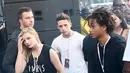 Pasangan sejoli yang masih belia, Chloe Moretz dan Brooklyn Beckham tertangkap kamera paparazi sedang berkencan sepanjang jalan di London, Inggris. Keduanya pun tak malu tutupi hubungan mereka. (AFP/Bintang.com) 