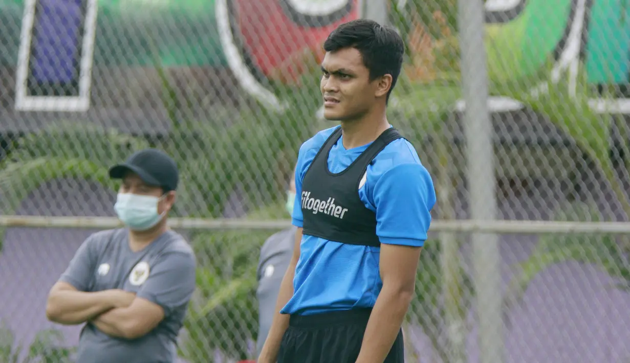 Pemain Timnas Indonesia, Rachmat Irianto, saat sesi latihan di Lapangan D Senayan, Jakarta, Rabu, (10/2/2021). Latihan tersebut untuk persiapan SEA Games 2021 di Vietnam. (Bola.com/M Iqbal Ichsan)