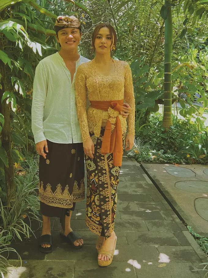 Tampil Serasi Ini 6 Potret Rizky Febian dan Mahalini Raharja dengan Busana Bali