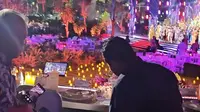 Menteri BUMN Erick Thohir dan Menteri PUPR Basuki Hadimuljono berjoget saat Aurelie Moeremans menyanyikan lagu bergenre dangdut dengan judul lagu No Comment di Gala Dinner KTT ASEAN 2023. (Sumber: @erickthohir)