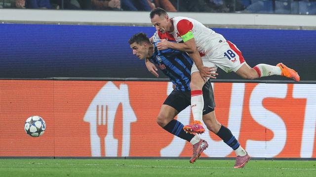 Pemain Atalanta, Nikola Krstovic (kiri), berebut bola dengan pemain Slavia Praha, Jan Boril
