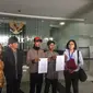 Empat pengamen korban salah tangkap melaporkan Elfian, hakim Pengadilan Negeri Jakarta Selatan ke Komisi Yudisial. (Liputan6.com/Muhammad Radityo Priyasmoro)