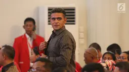 Pemain sepak bola nasional, Cristian Gonzales berjalan saat menghadiri Kongres Luar Biasa PKPI di Jakarta, Senin (14/5). Kongres tersebut mengusung tema 'Bersama Generasi Muda Wujudkan Persatuan dan Persatuan'. (Liputan6.com/Angga Yuniar)