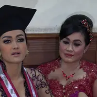 Setelah gagal dengan Gaston Castano, Julia Perez tidak mau gagal lagi untuk kedua kalinya. Pada acara wisuda sarjananya, Jupe mengaku sangat santai dalam masalah jodoh, ia ingin berkarir terlebih dahulu.