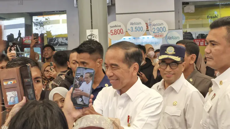Presiden Joko Widodo atau Jokowi meninjau arus mudik Lebaran 2024 di Stasiun Pasar Senen Jakarta Pusat, Senin (8/4/2024).
