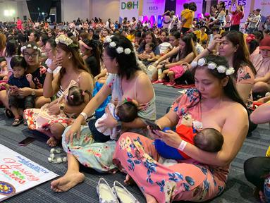 Ribuan ibu menyusui anaknya dalam acara pemberian ASI massal di Manila, Filipina pada Minggu (18/8/2019). Sekitar 2.000 ibu serempak menyusui bayi mereka dalam rangka menyokong upaya menekan angka kematian bayi dan menghilangkan pandangan tabu untuk menyusui di muka umum. (AP/Joeal Calupitan)