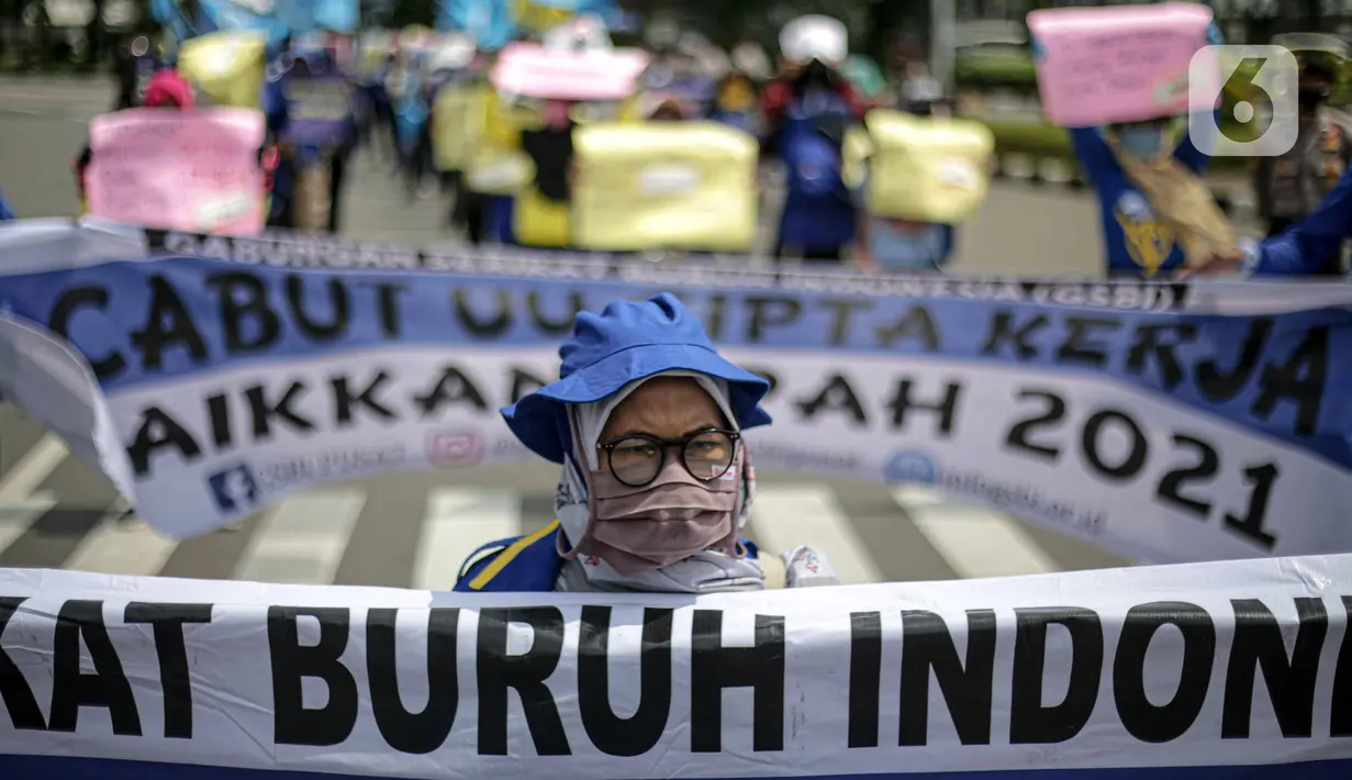 Massa Gabungan Serikat Buruh Indonesia (GSBI) berunjuk rasa di kawasan Patung Kuda, Jakarta, Senin (16/11/2020). GSBI meminta pemerintah mencabut UU Cipta Kerja serta menaikkan upah buruh 2021 sesuai kebutuhan rill buruh dan keluarga. (Liputan6.com/Faizal Fanani)