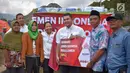 Menteri BUMN Rini Soemarno dan Dirut PT Semen Indonesia Hendi Prio Santoso memberikan bantuan sembako kepada korban gempa bumi di Desa Sembalun Bumbung, Lombok, NTB, Minggu (25/8). (Liputan6.com/HO/Eko)