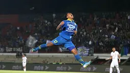 Gelandang Persib Bandung, Febri Hariyadi, merayakan gol yang dicetaknya ke gawang Persebaya Surabaya pada laga Liga 1 Indonesia di Stadion I Wayan Dipta, Bali, Jumat (18/10). Persib menang 4-1 atas Persebaya. (Bola.com/Aditya Wany)