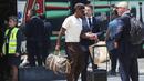 Pemain Timnas Portugal, Nelson Semedo berjalan menaiki bus setibanya di Bandara Lisbon, Portugal setelah menjuarai Nations League 2025 pada Senin (09/06/2025) waktu setempat. (AFP/Carlos Costa)
