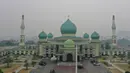 Gambar udara menunjukkan sebuah masjid ketika kabut asap pekat menyelimuti Pekanbaru, Riau, Minggu (15/9/2019). Menurut Data AirVisual, hingga pagi tadi kualitas udara Riau menunjukkan indeks tidak sehat dengan parameter Air Quality Index (AQI) atau indeks kualitas udara 161. (ADEK BERRY/AFP)