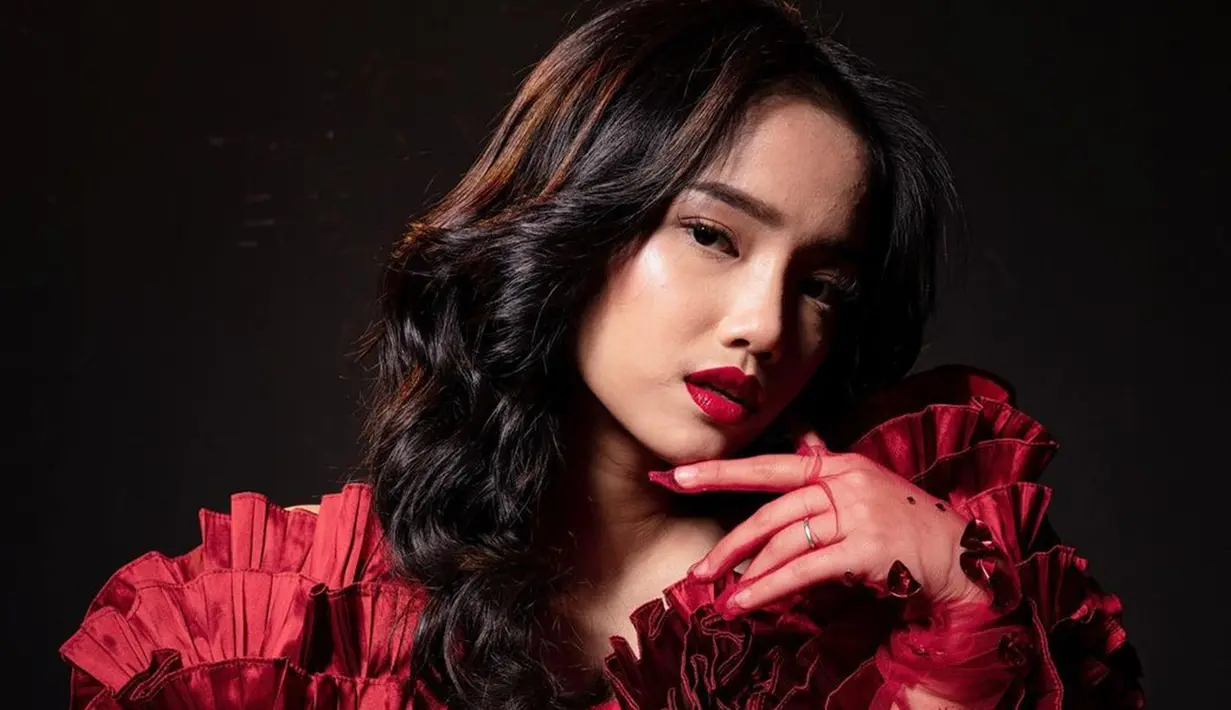 Bahkan, terbaru Fuji terlihat mengunggah hasil pemotretan terbarunya. Dalam unggahan tersebut, perempuan 19 tahun ini terlihat menawan dalam balutan gaun merah. (Liputan6.com/IG/@fuji_an)