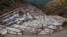 Pemandangan tambak garam Maras di Peru, 27 April 2019. Tambak garam yang terletak di sepanjang lereng Gunung Qaqawiñay pada ketinggian 3.380 mdpl ini sudah digunakan sejak zaman pra-Inca (1430 M). (Pablo PORCIUNCULA BRUNE/AFP)
