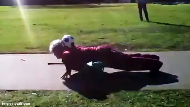 Seorang Nenek Lakukan Juggling