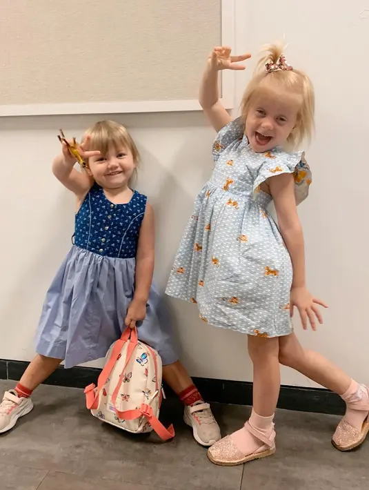 <p>Allie dan Ollie tampak pandai berpose dan ekspresif. Keduanya terlihat mempunya gaya yang menggemaskan. [Foto: Instagram.com/marissaln]</p>